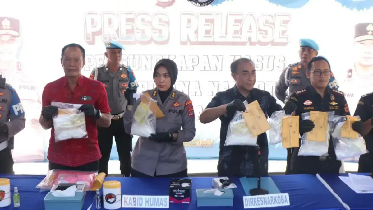 Direktur Reserse Narkoba Polda Bali, Kombes Radiant (dua dari kanan) menunjukkan barang bukti kokain yang disita dari seorang WNA Kazakhstan. (Adrian Suwanto/Radar Bali)