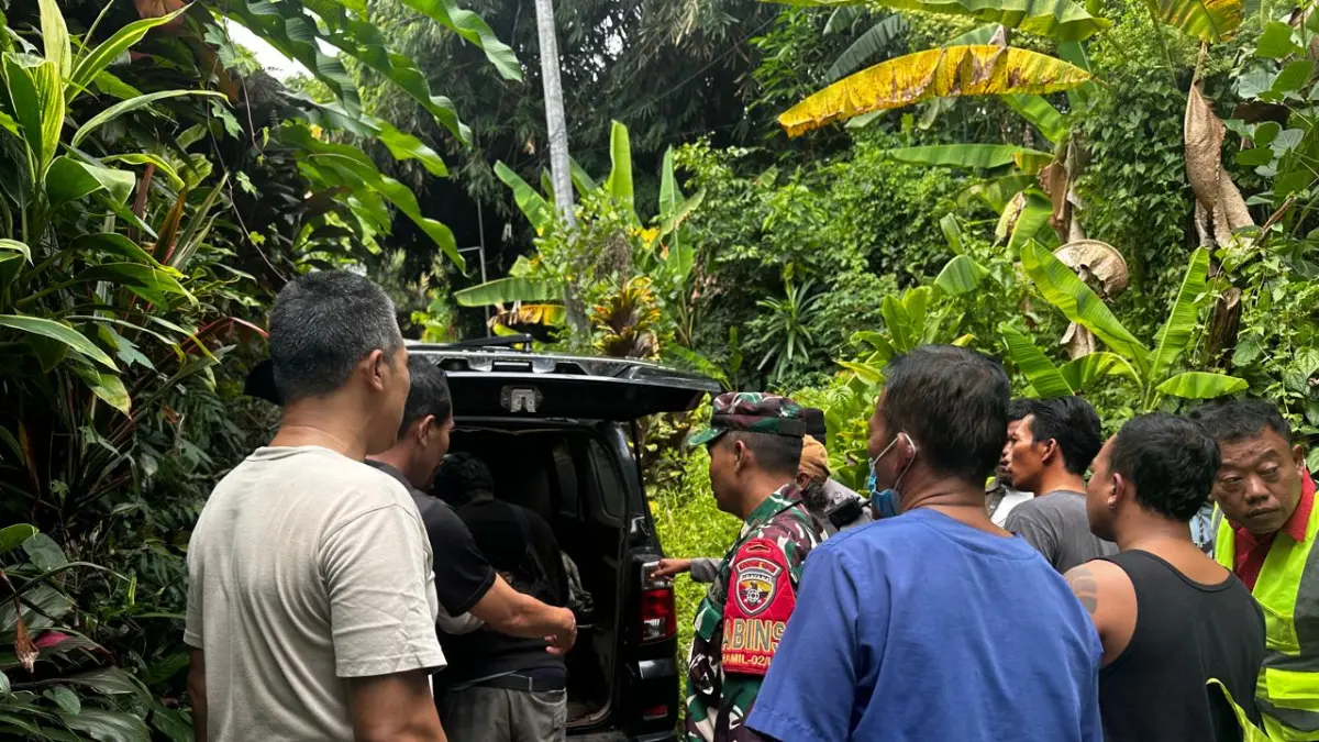EVAKUASI : Evakuasi buruh proyek meninggal di bedeng yang berlokasi di Desa Sayan, Ubud.