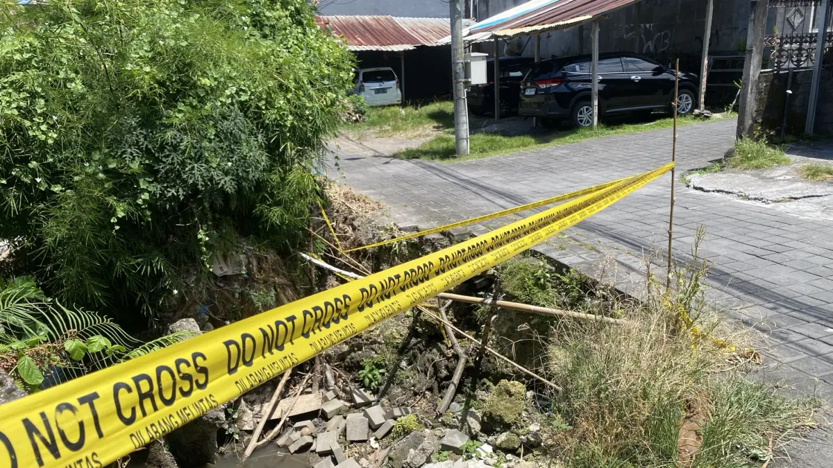 Kondisi salah satu ruas jalan di Perumahan Boundary Garden, Banjar Dama, Desa Tibubeneng, Kuta Utara yang rusak dan segera ditangani. (Dok. Bali Express)