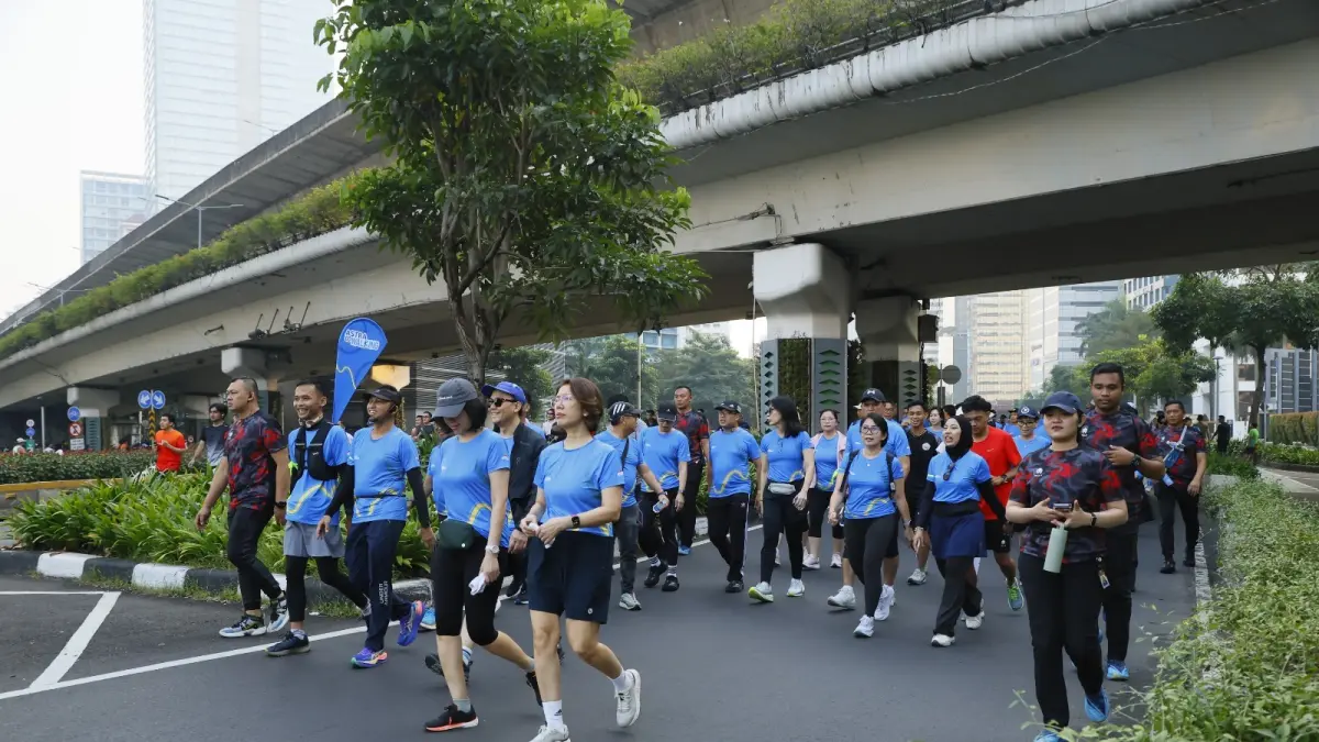 Direktur Astra Gita Tiffany Boer sekaligus Penasihat Astra Go Walking beserta Insan Astra menempuh rute sejauh 4,8 kilometer dari Menara Astra menuju kawasan Semanggi dan kembali ke Menara Astra.