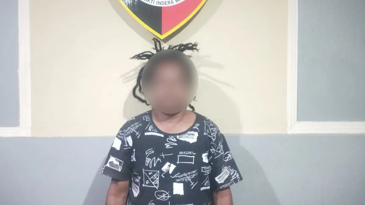 DITANGKAP: AWH pelaku pemukulan terhadap karyawan spa kini diamankan di Mapolsek Dentim. (Bali Express/Istimewa)