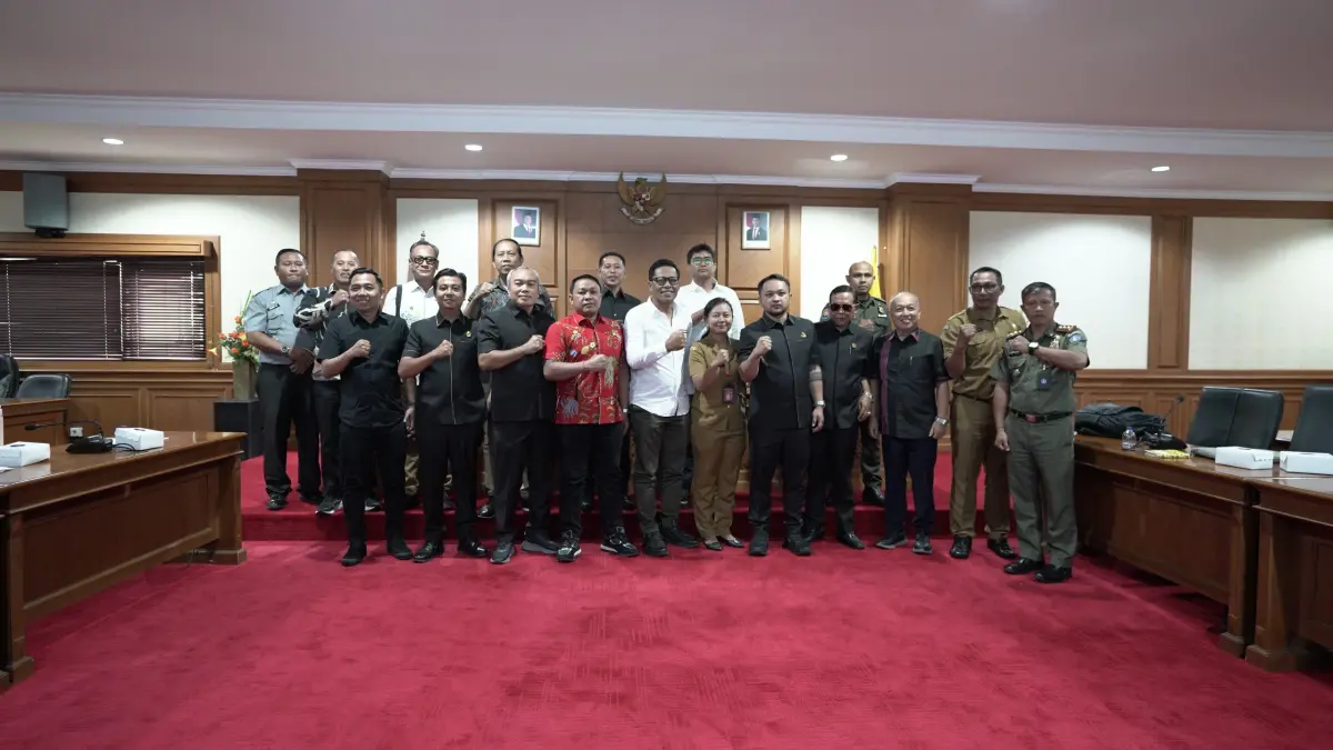 Pansus DPRD Badung usai melakukan pembahasan Ranperda Pemberdayaan Ormas, Senin (20/4). (Humas DPRD Badung)