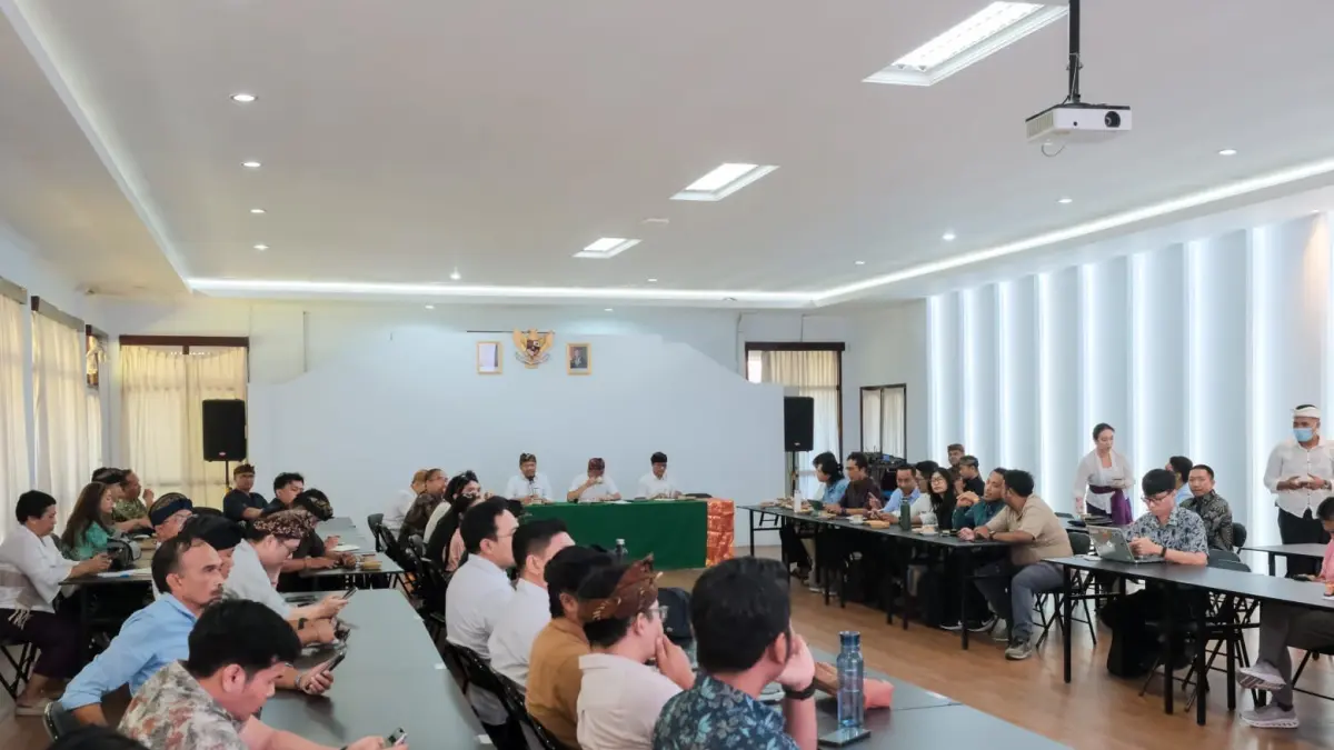 PERTEMUAN:&nbsp;Konseptor Bali Creative Board Dr. Made Artana yang juga Rektor Primakara University (kiri) saat diskusi mematangkan rencana pembentukan Bali Creative Board (BCB) pada Kamis, 16 April 2026 di Kantor Dinas Pariwisata Provinsi Bali.