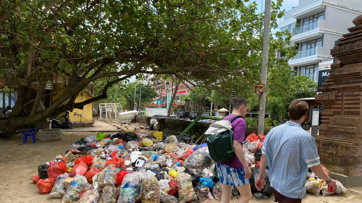 Tumpukan sampah yang masih bercampur di salah satu titik Pantai Kuta, Senin (20/4). (Resa Kertawedangga/Bali Express)