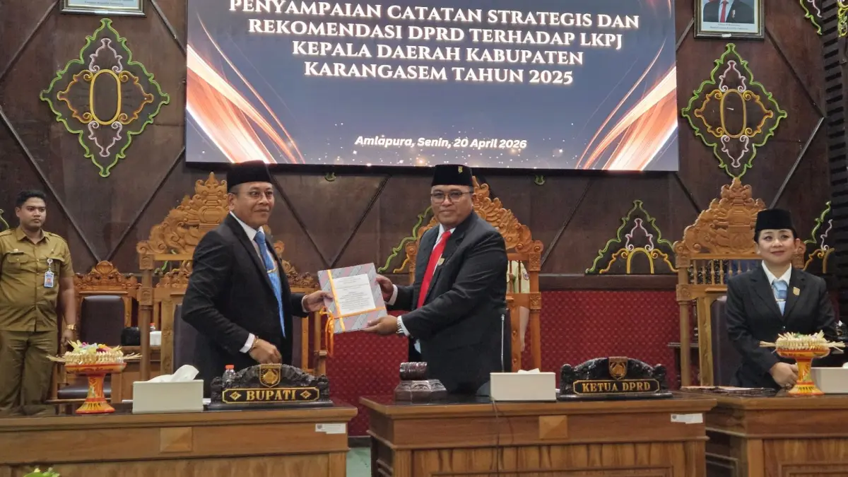 DPRD Karangasem melaksanakan Rapat Paripurna Penyampaian Catatan Strategis dan Rekomendasi terhadap LKPJ Kepala Daerah Tahun Anggaran 2025 di Kantor DPRD Karangasem, Senin (20/4/2026). (Adi Prabawa/Bali Express)