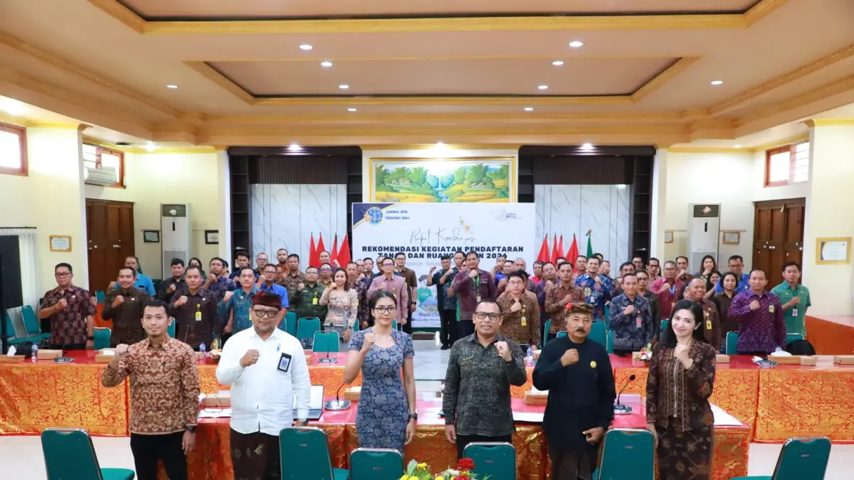Kepala Kantor Pertanahan Kab Klungkung beserta jajaran pejabat pengawas menghadiri kegiatan Pendaftaran Tanah dan Ruang Tahun 2026 digelar di aula Kantor Wilayah Badan Pertanahan Nasional Provinsi Bali.