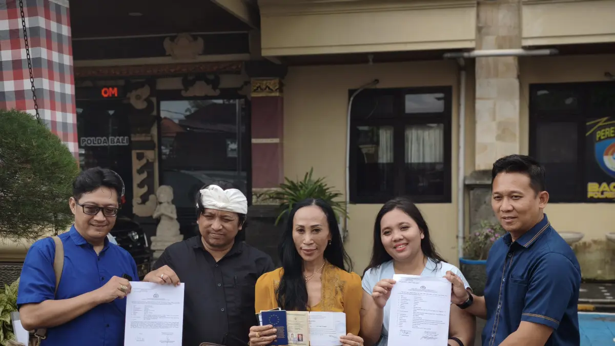 Nova Indriani didampingi Tim Kuasa Hukum di Polres Badung. (Bali Express/I Gede Paramasutha)