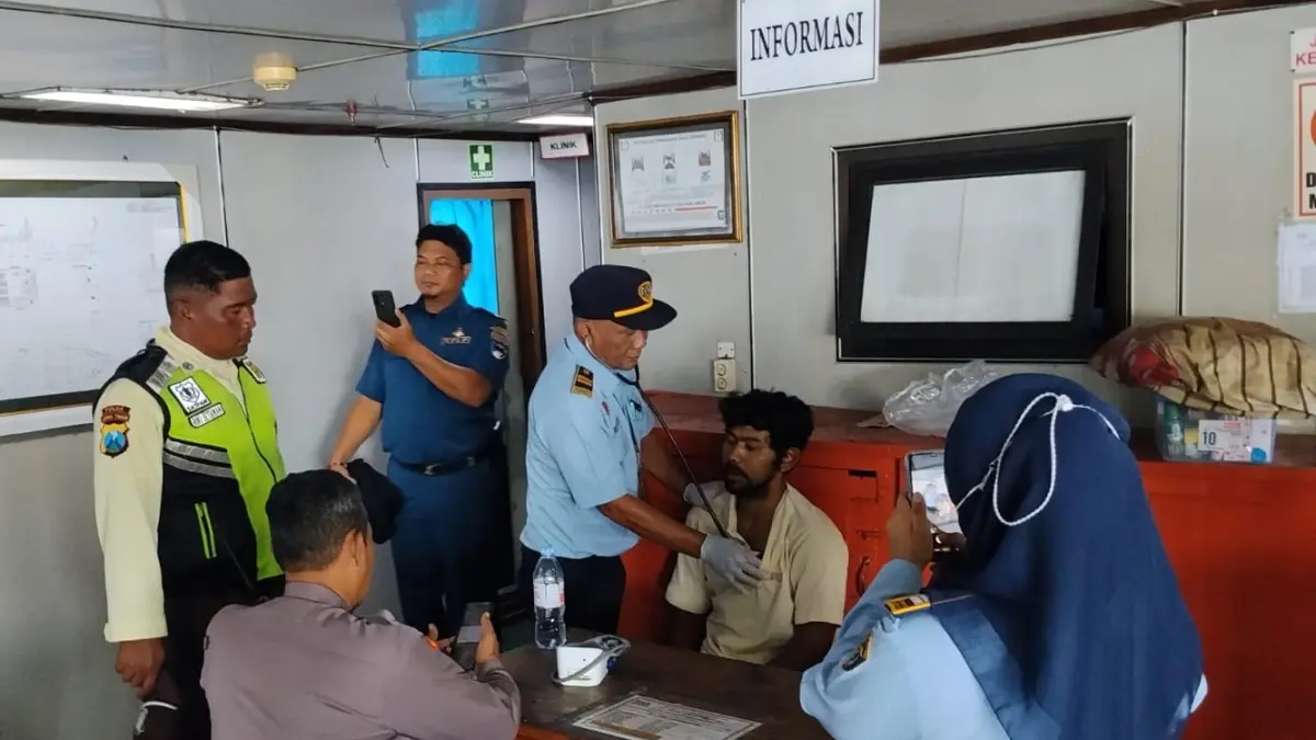 Penumpang KMP Samudera Utama yg berhasil diselamatkan pasca terjatuh di Selat Bali. (Ist)

