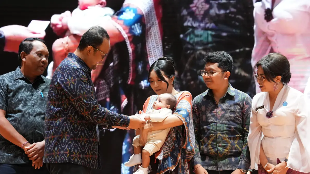 Wabup Bagus Alit Sucipta dan Ketua TP. PKK Nyonya Rasniathi Adi Arnawa saat hadiri acara "Semangat Kartini (Sekar) Badung" Tahun 2026 di Balai Budaya Giri Nata Mandala, Puspem Badung, Selasa (21/04). (PROKOMPIM SETDA BADUNG FOR BALI EXPRESS)