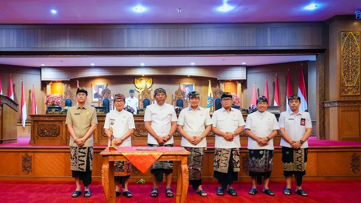 Bupati Adi Arnawa saat Rapat Paripurna Masa Persidangan Ketiga di Ruang Sidang Utama Gosana, Sekretariat DPRD Badung, Kamis (23/4). (PROKOMPIM SETDA BADUNG FOR BALI EXPRESS)