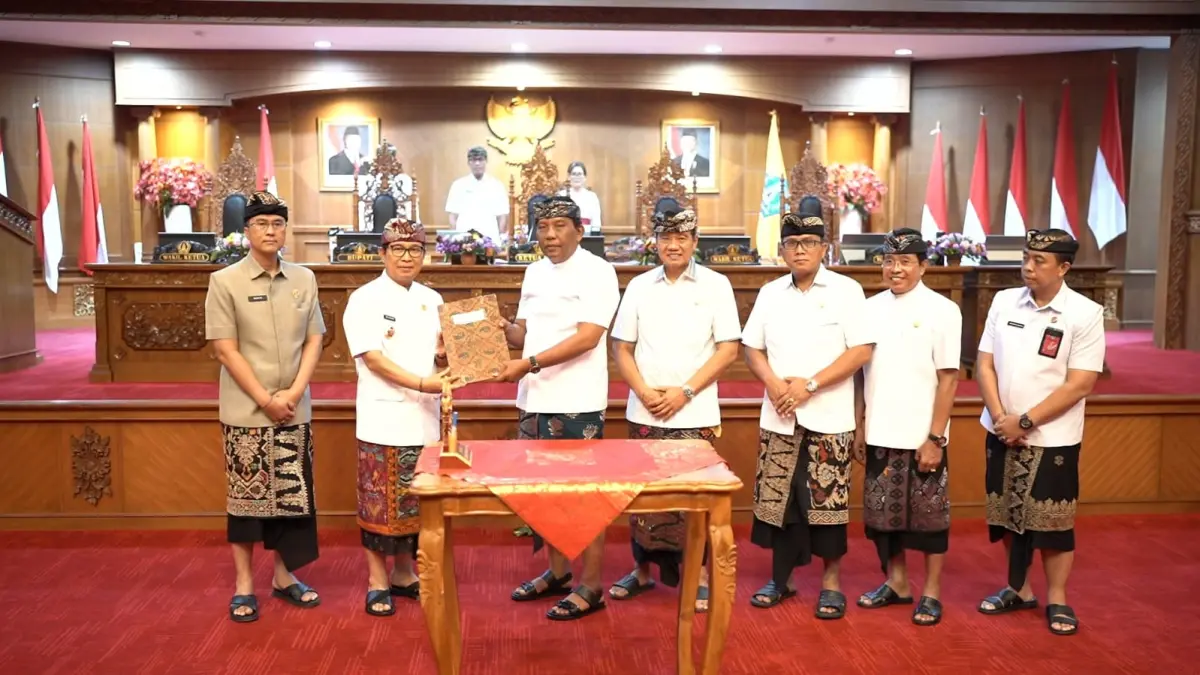 Pelaksanaan rapat paripurna DPRD Badung yang membahas rekomendasi LKPJ Bupati Badung tahun 2025, Kamis (23/4). (Humas DPRD Badung)