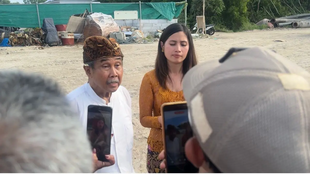 TANGGAPAN:&nbsp;Tim legal dan perizinan BTID, Anak Agung Ngurah Buana diwawancara usai sidak Pansus TRAP DPRD Bali, Kamis (23/4)