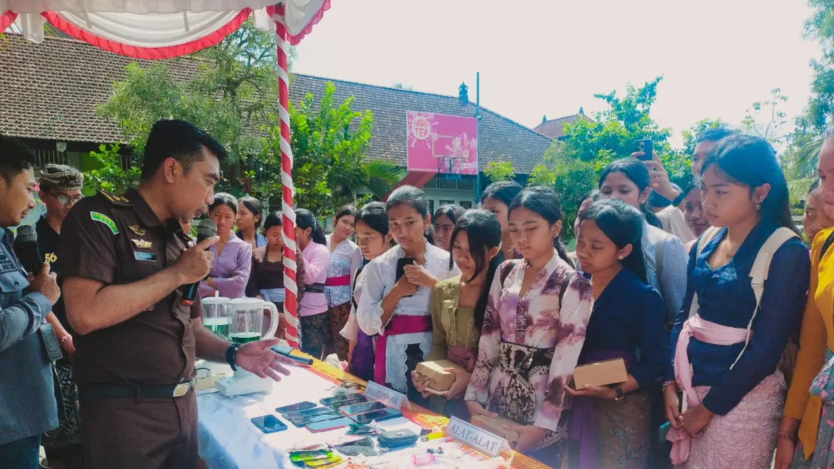 Siswa SMK N 1 Bangli melihat langsung barang bukti kejahatan sebelum dimusnahkan Kejari Bangli, Kamis (23/4/2026). (I Made Mertawan/Bali Express)