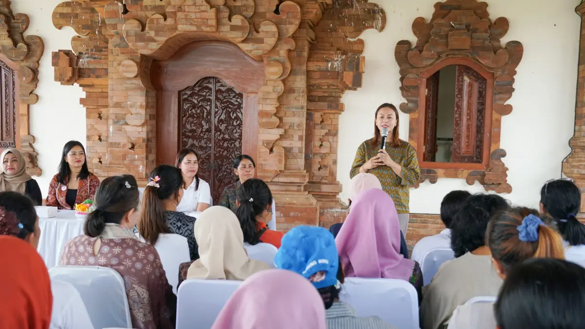 Ketua GOW Badung, Nyonya Yunita Alit Sucipta membuka pelatihan Garnish dan Fruit Carving di Monumen Tugu Pahlawan I Gusti Ngurah Rai, Desa Carangsari, Kecamatan Petang, Jumat (24/4). (PROKOMPIM SETDA BADUNG FOR BALI EXPRESS)