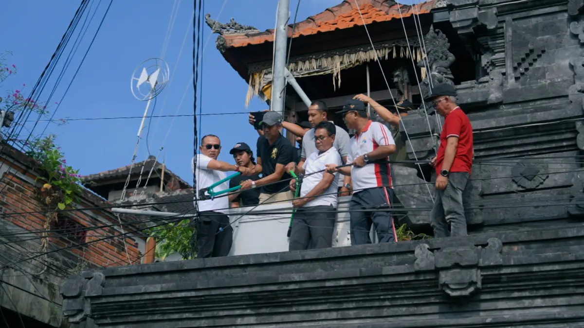 Tim Penertiban Utilitas Kabupaten Badung melaksanakan penertiban di Jalan Raya Basangkasa, Kelurahan Seminyak, Kuta, Jumat (24/4). (Istimewa)