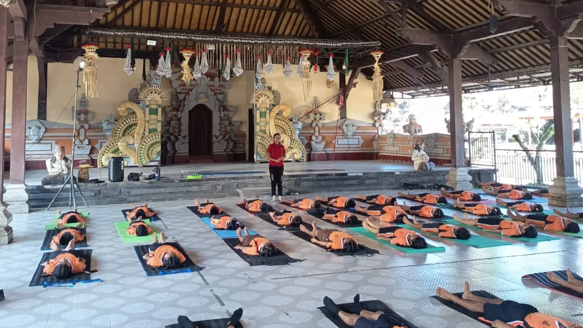 YOGA : Praktik yoga di Sekolah Widyalaya Rsi Markandya Taro, Tegallalang.