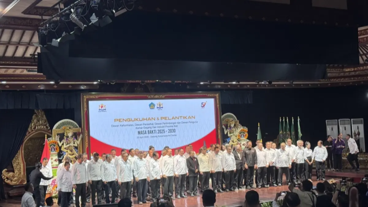 PENGUKUHAN:&nbsp;Kadin Provinsi Bali menggelar prosesi pengukuhan dan pelantikan jajaran Dewan Kehormatan, Dewan Penasihat, Dewan Pertimbangan, serta Dewan Pengurus masa bakti 2025–2030 yang berlangsung di Gedung Ksirarnawa, Art Center, Sabtu (25/4)