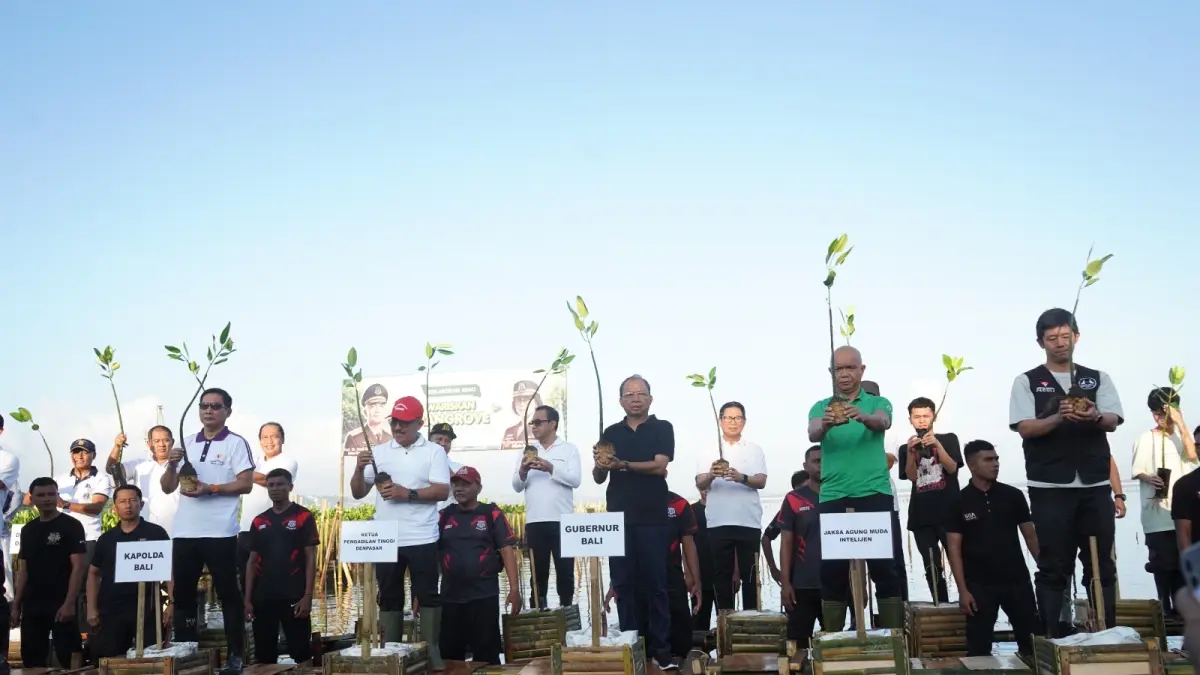 TANAM: Penanaman&nbsp;mangrove yang melibatkan lintas instansi di kawasan Taman Hutan Raya (Tahura) Tanjung Benoa, Kuta Selatan, Badung, Sabtu (25/4).