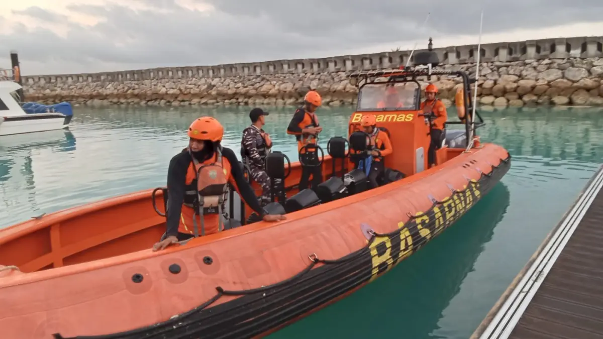 Tim SAR Gabungan melakukan pencarian terhadap pemancing yang hilang di kawasan Pantai Kelingking, Nusa Penida, Jumat (24/4/2026) dini hari.&nbsp;(Ist)
