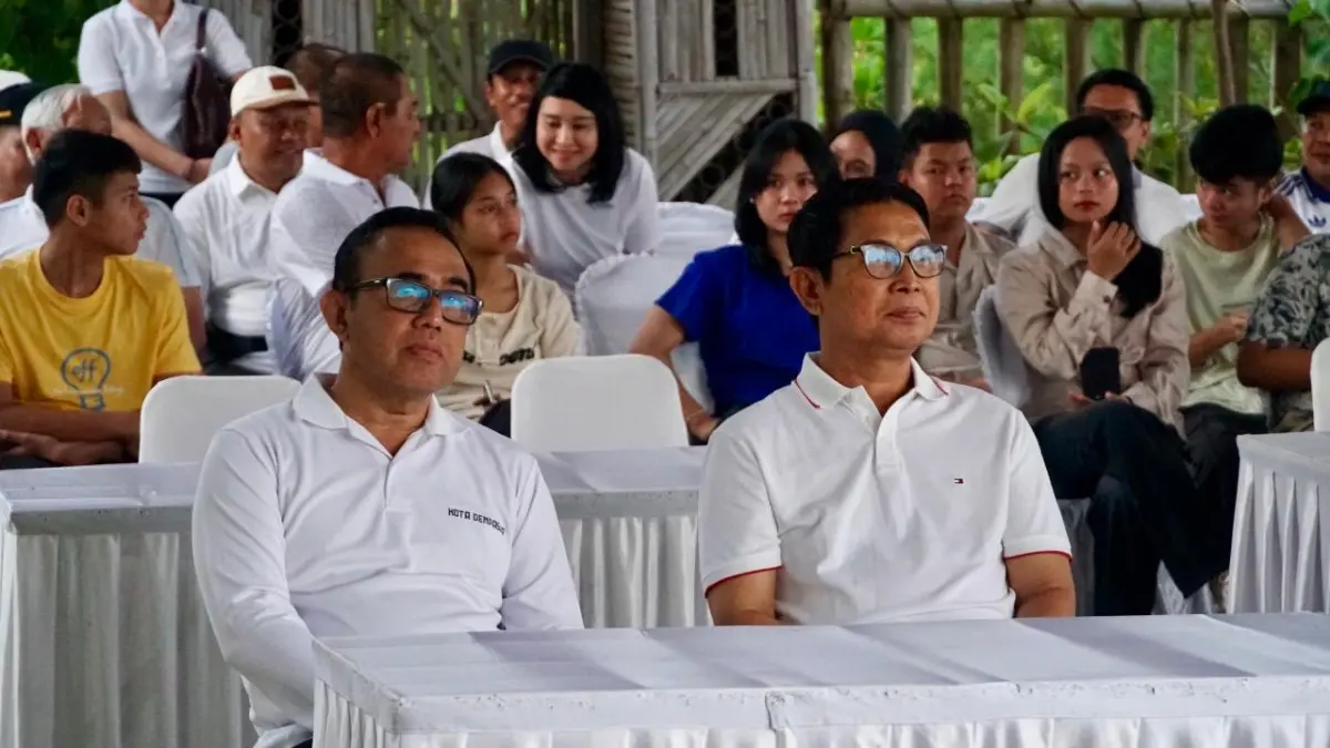 Bupati Adi Arnawa saat hadir di penanaman mangrove dan pelepasan burung di Kawasan Hutan Tahura Ngurah Rai, Sabtu (25/4). (PROKOMPIM SETDA BADUNG)