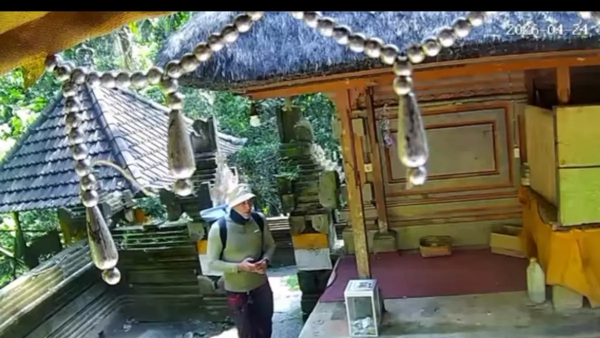 CCTV : Screenshot rekaman cctv wisatawan diduga mencuri sesari di Pura Goa Gajah.