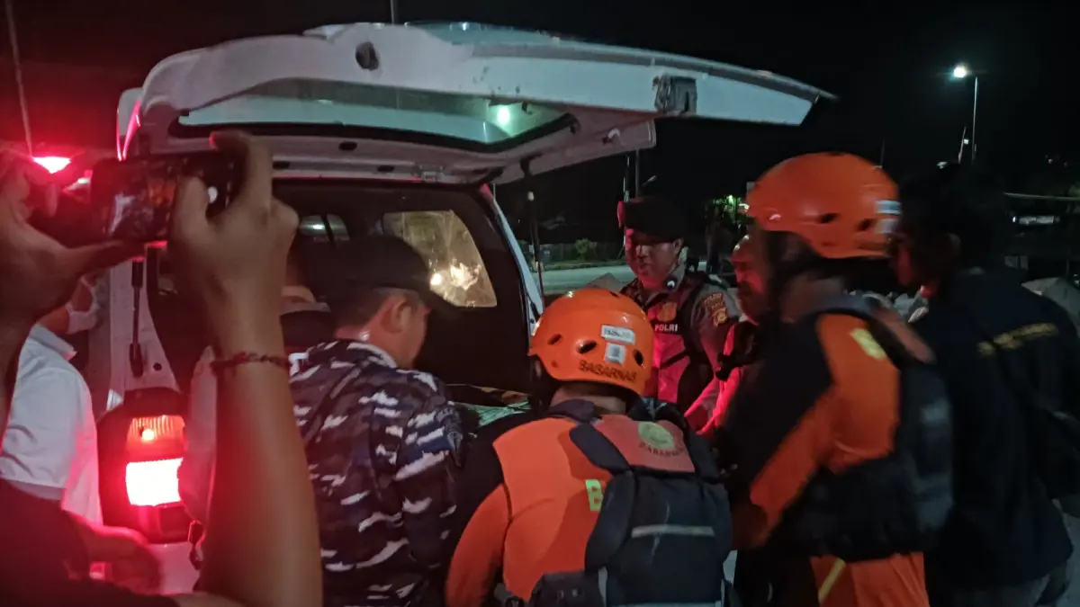 Tim SAR gabungan mengevakuasi pemancing yang ditemukan meninggal di Pantai Kelingking, Kecamatan Nusa Penida, Klungkung, Sabtu (25/4/2026). (Basarnas Bali)