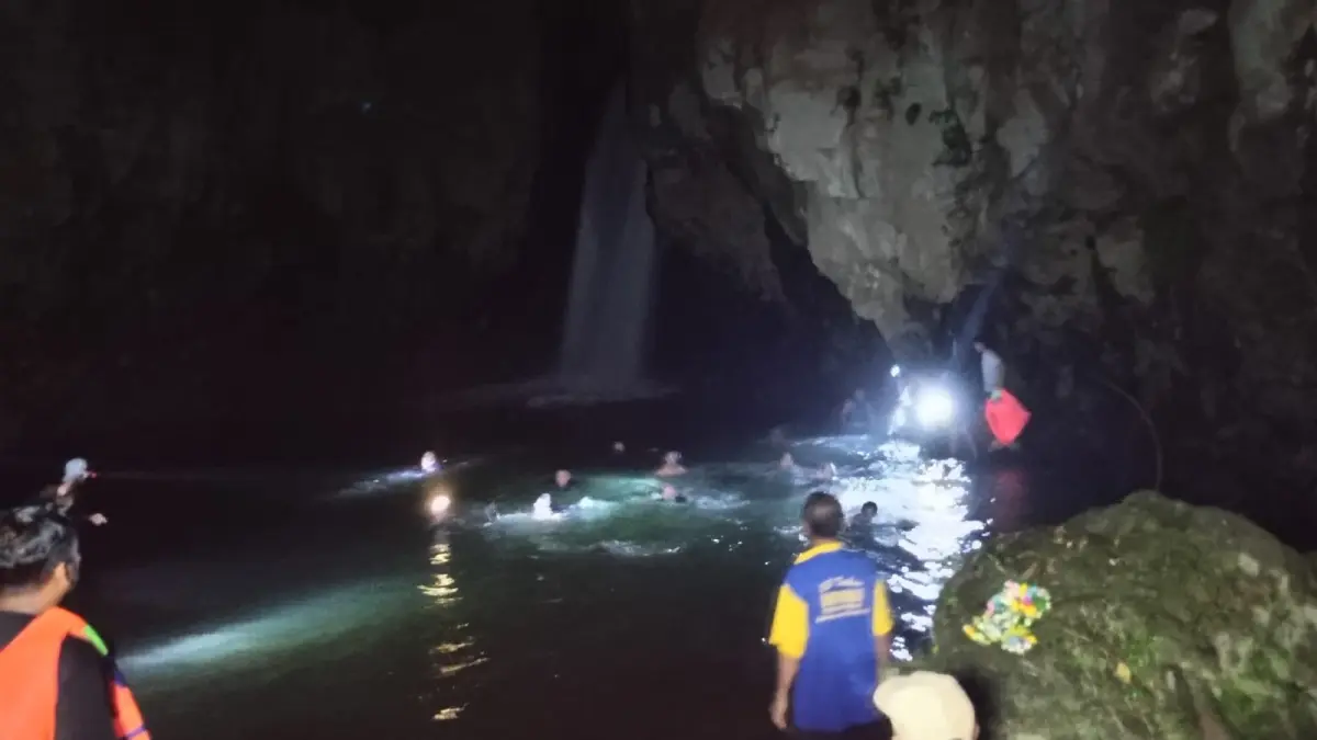 Tim SAR melakukan pencarian korban tenggelam di Air Terjun Tembok Barak, Desa Sambangan, Kecamatan Sukasada, Kabupaten Buleleng, Sabtu (25/4/2026). (Basarnas Bali) 