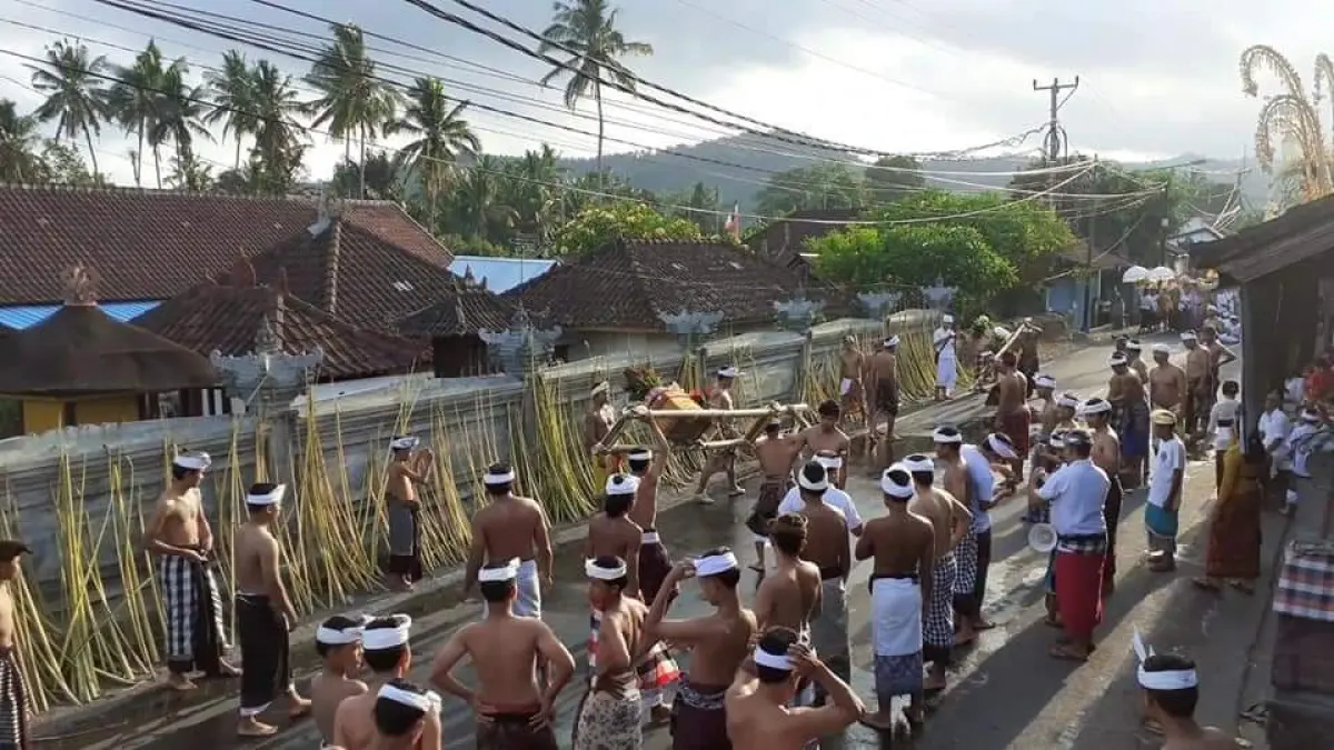 Tradisi Metigtig di Desa Bebandem Karangasem yang dilaksanakan setiap dua tahun sekali 