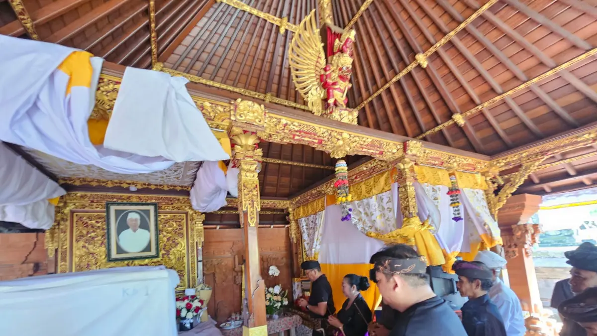 I Gusti Putu Parwata melayat ke rumah duka Pandu Prapanca Lagosa bersama keluarga besar GMT. (Foto: Adi Prabawa)