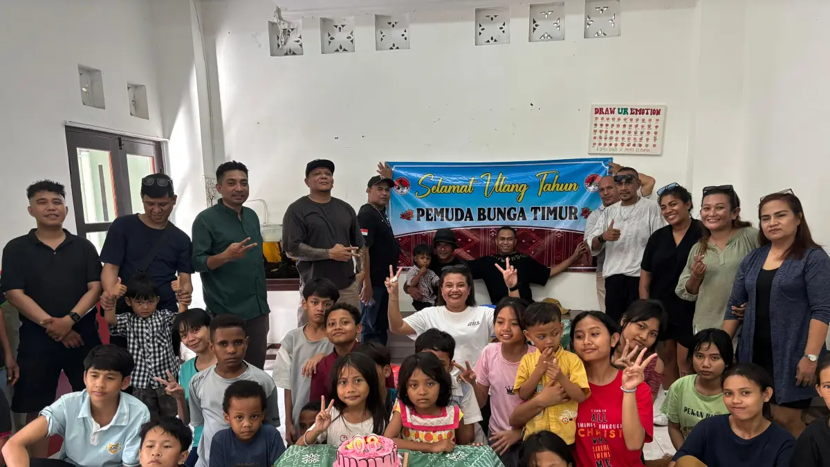 Organisasi Suka Duka Pemuda Bunga Timur (PBT) Bali berbagi kepada anak-anak panti asuhan saat merayakan hari jadi yang ke-3. (Bali Express/Istimewa)