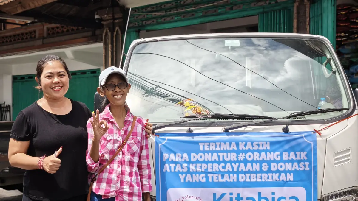 Pembina Yayasan Suara Kasih Satwa Indonesia, Maria Rini (kanan) bersama pecinta hewan sekaligus donatur Jero Diah. (Bali Express/I Gede Paramasutha)