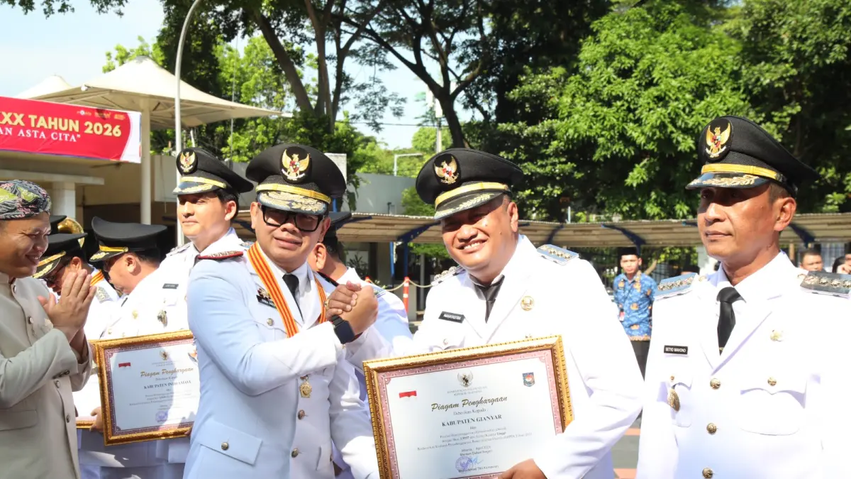 PENGHARGAAN: Bupati Gianyar terima penghargaan yang diserahkan oleh Wakil Menteri Dalam Negeri.
