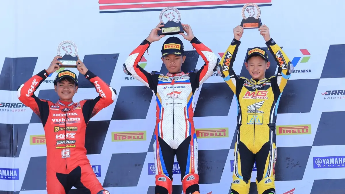 Andi Gilang (tengah) berhasil menyapu bersih podium pertama pada Race 1, Race 2, serta Superpole di kelas NS250cc. (Ist)