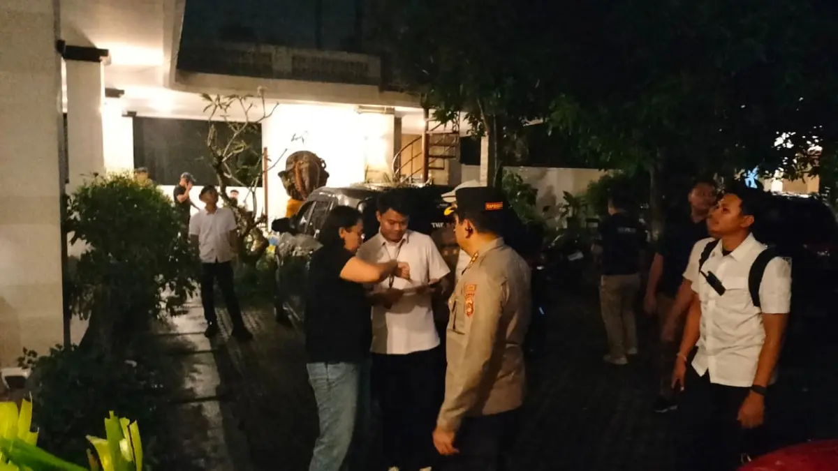 Kapolresta Denpasar Kombespol Leonardo David Simatupang memimpin jajarannya melakukan penggerebekan di sebuah guest house kawasan Kedonganan, Kuta yang diduga dijadikan basis operator scam. (Foto: Bali Express/Istimewa&nbsp;)