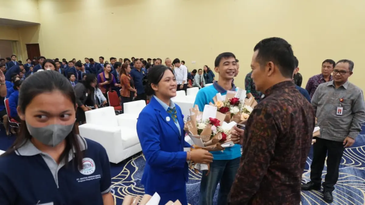 Sebanyak 456 CPMI dan CPPLN resmi dilepas oleh Bupati Jembrana, I Made Kembang Hartawan, dalam acara yang digelar di Ballroom Gedung Kesenian Ir. Soekarno, Selasa (28/4/2026)