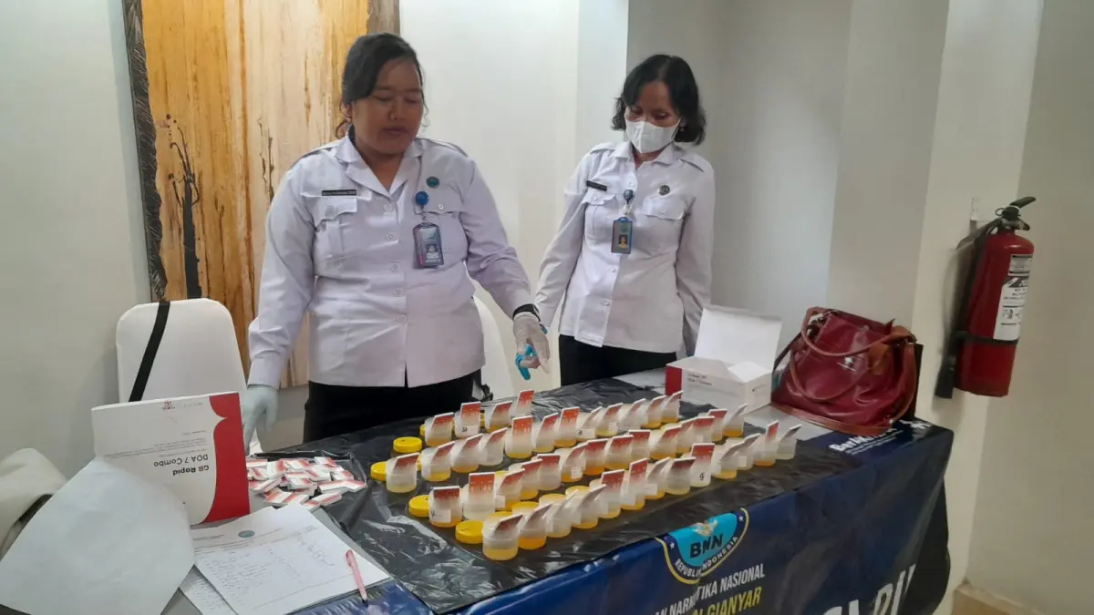 TES : Tes urine bagi pekerja di Payangan.