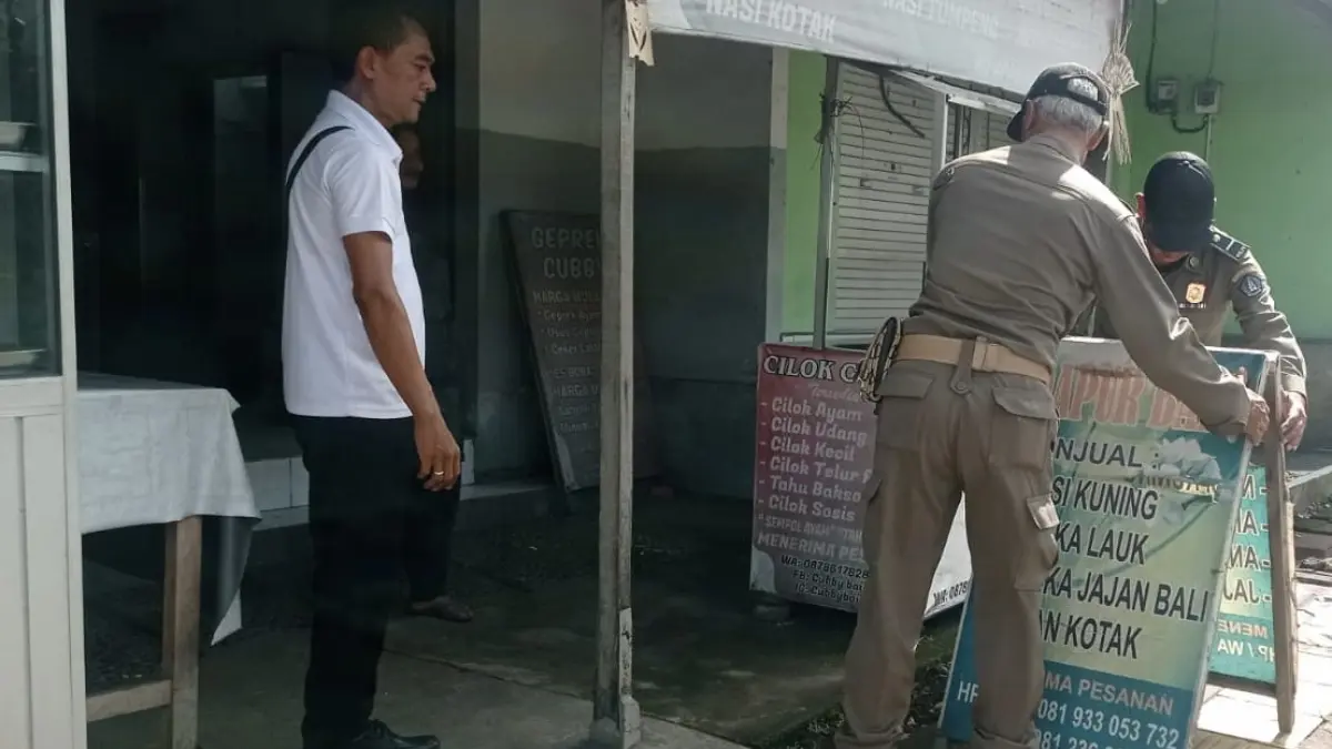 Tim gabungan saat melakukan penertiban pelanggaran di sejumlah titik di Kecamatan Abiansemal, Selasa (28/4). (Istimewa)