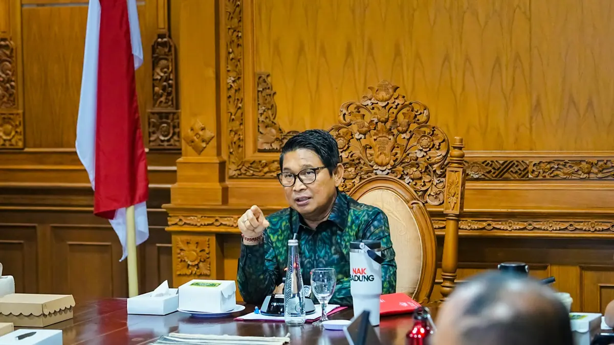 Bupati Adi Arnawa saat memimpin rapat evaluasi implementasi program Mantap Nak Badung di Ruang Rapat Nayaka Gosana I, Puspem Badung, Rabu (29/4). (PROKOMPIM SETDA BADUNG)