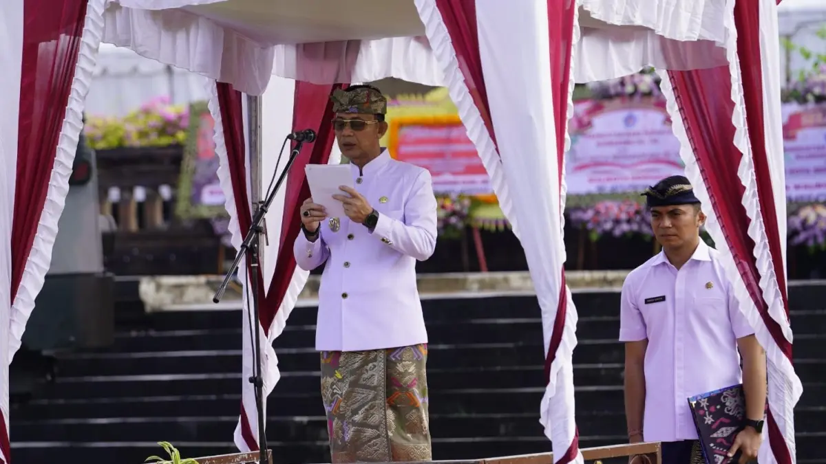 Bupati Klungkung I Made Satria memimpin apel peringatan ke-118 Hari Puputan Klungkung sekaligus HUT ke-34 Kota Semarapura, Selasa (28/4/2026). (Ist)