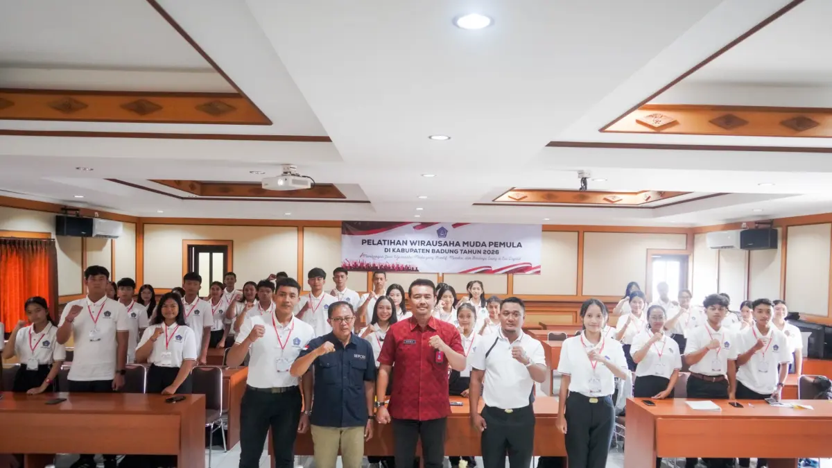 Disdikpora Badung saat mengelar pelatihan Wirausaha Muda Pemula di Gedung Kwarcab Badung, Selasa (28/4). (Istimewa)