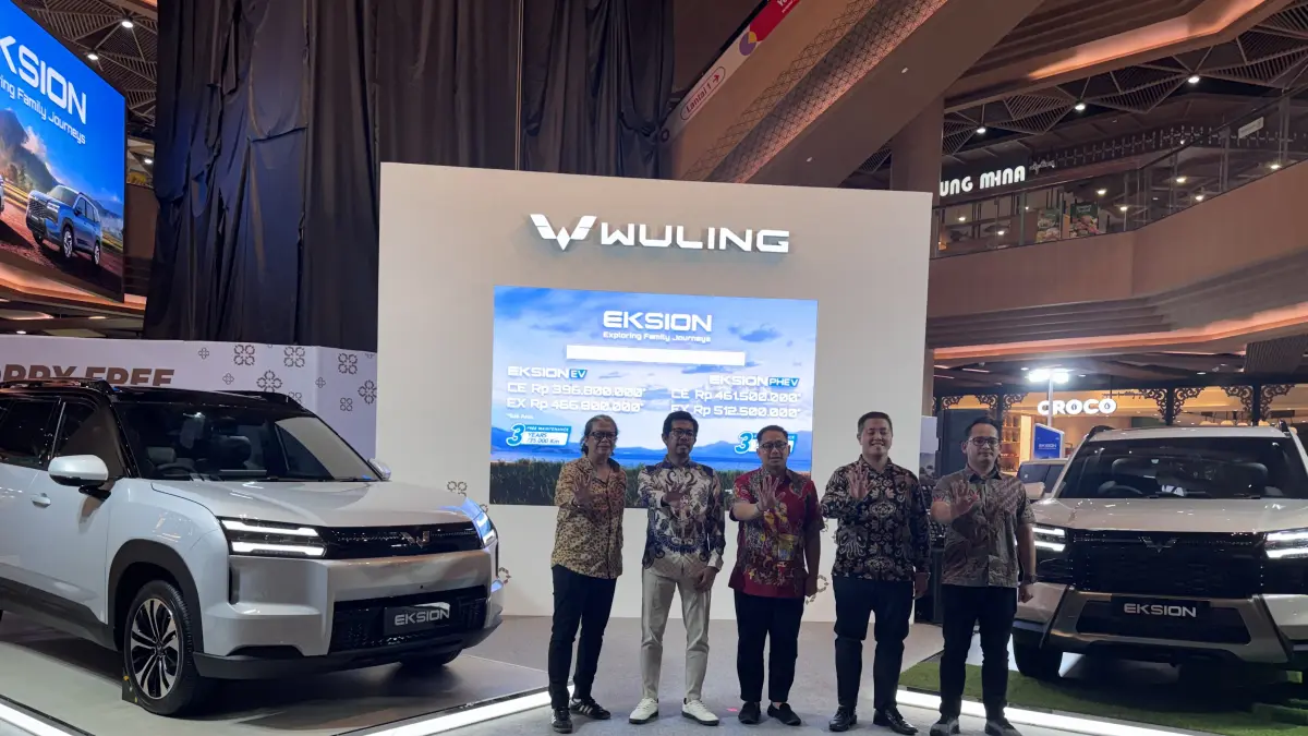 HADIR BARU: Peluncuran&nbsp;Wuling Motors (Wuling) kini memperkenalkan Wuling Eksion untuk masyarakat Bali dan sekitarnya melalui pameran di Living World Denpasar, Rabu (29/4)