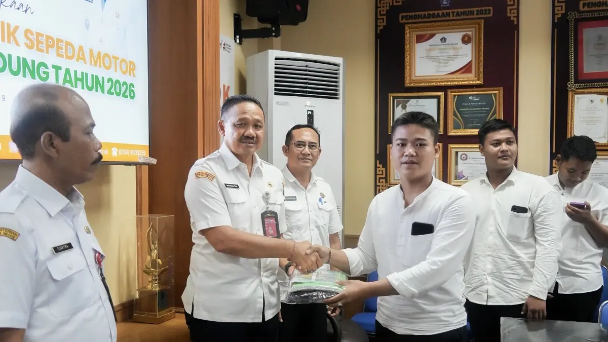 Kadisperinaker Badung, Anak Agung Ngurah Rai Yuda Darma saat membuka pelatihan mekanik sepeda motor di Ruang Pertemuan Mandiri Gosana, Puspem Badung, Rabu (29/4). (Istimewa)