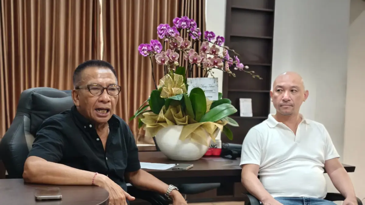 Kuasa Hukum Pelapor Nyoman Gde “Punglik” Sudiantara (kiri) menjelaskan terkait adanya rencana gelar perkara ulang oleh Wassidik Bareskrim polri. (Bali Express/I Gede Paramasutha)