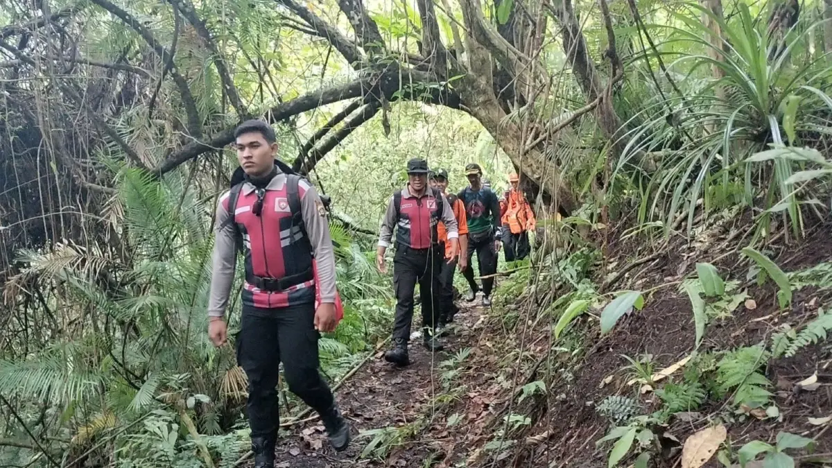 Proses pencarian lansia Dibia di Gunung Batukaru, Tabanan, Selasa (28/4/2026). (Ist)