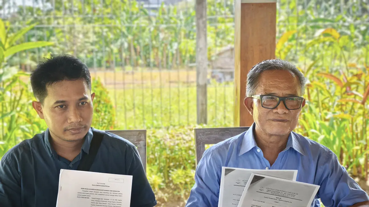 Putu Yogi (kiri) bersama Penasihat Hukum I Made Suryawan membeberkan duduk perkara tanahnya di Denpasar. (Bali Express/I Gede Paramasutha)