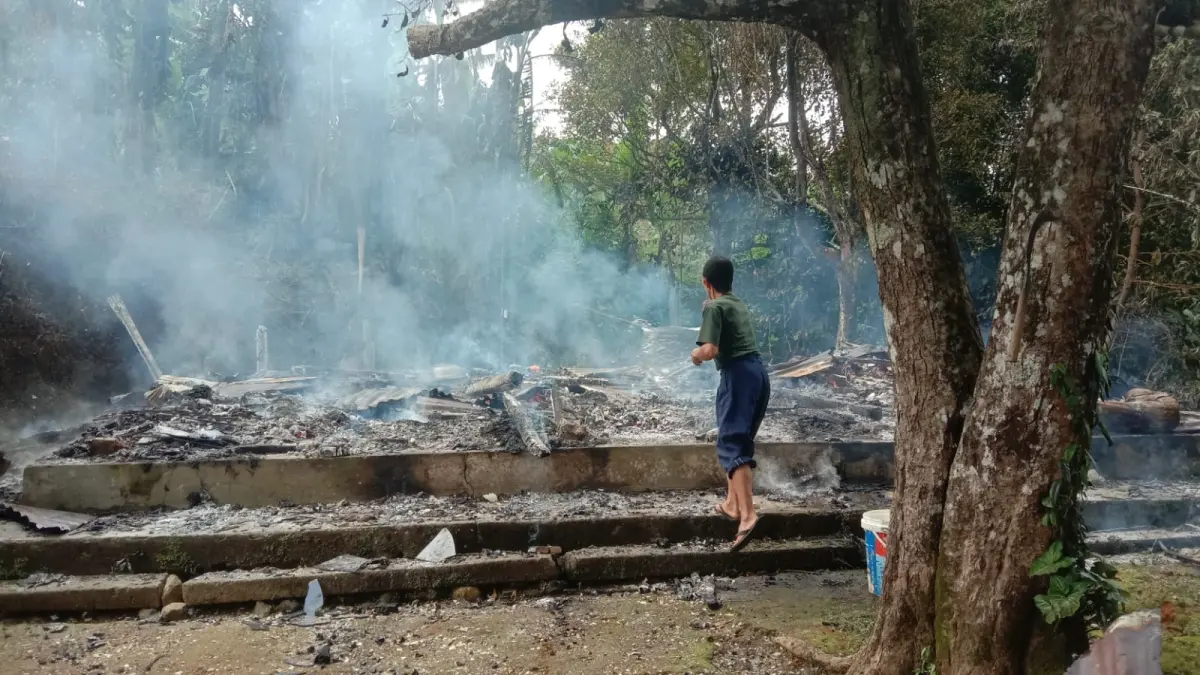 Salah satu rumah warga di Desa Pegayaman, Buleleng habis terbakar akibat korlseting listrik. 