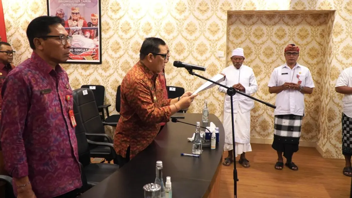 Bupati Tabanan I Komang Gede Sanjaya, resmi melantik tiga pejabat JPT secara hybrid, Rabu (29/4/2026). (Ist)