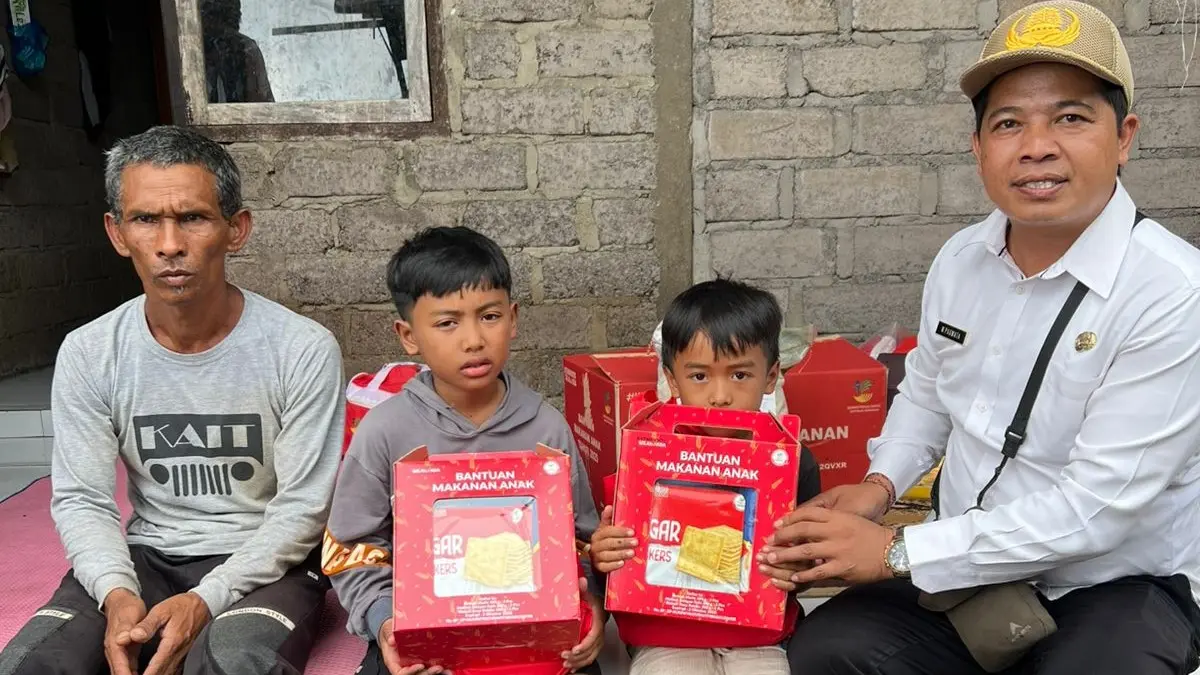 Dua bersaudara di Dusun Bukit Tungtung, Desa Songan B, Kecamatan Kintamani, Bangli mendapatkan bantuan dari Dinas Sosial Bangli, Rabu (29/4/2026). (Ist)