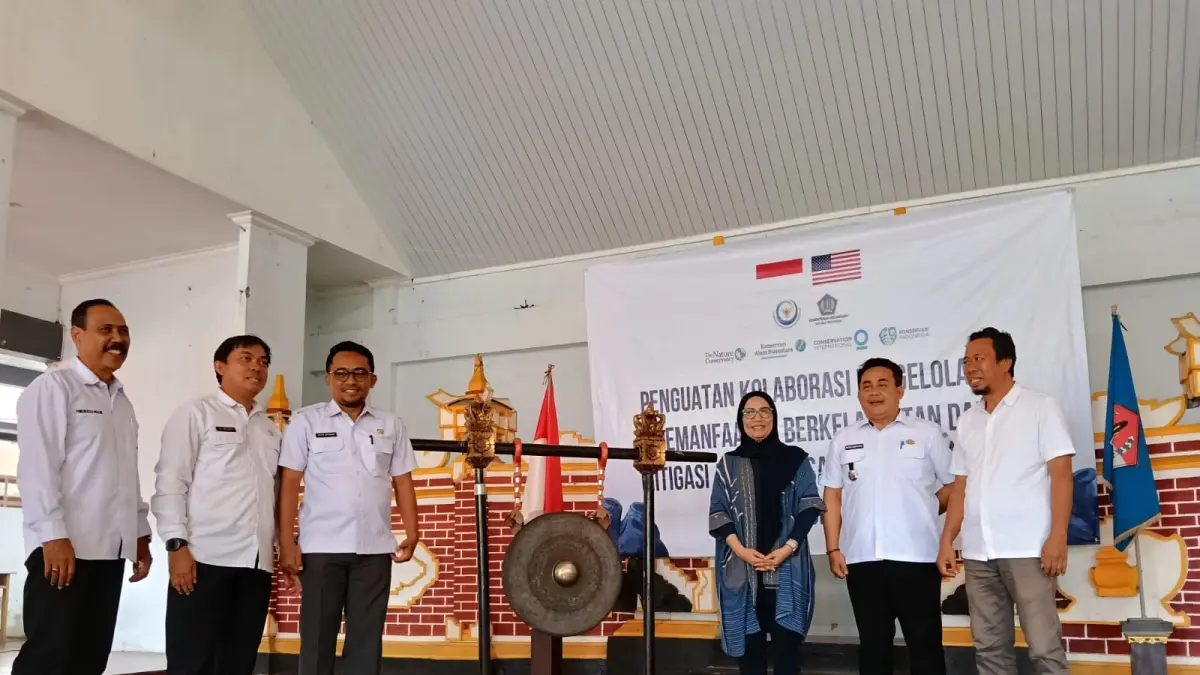 Pembukaan sosialisasi konservasi pesisir dan pengelolaan sampah berbasis masyarakat di Bondalem.