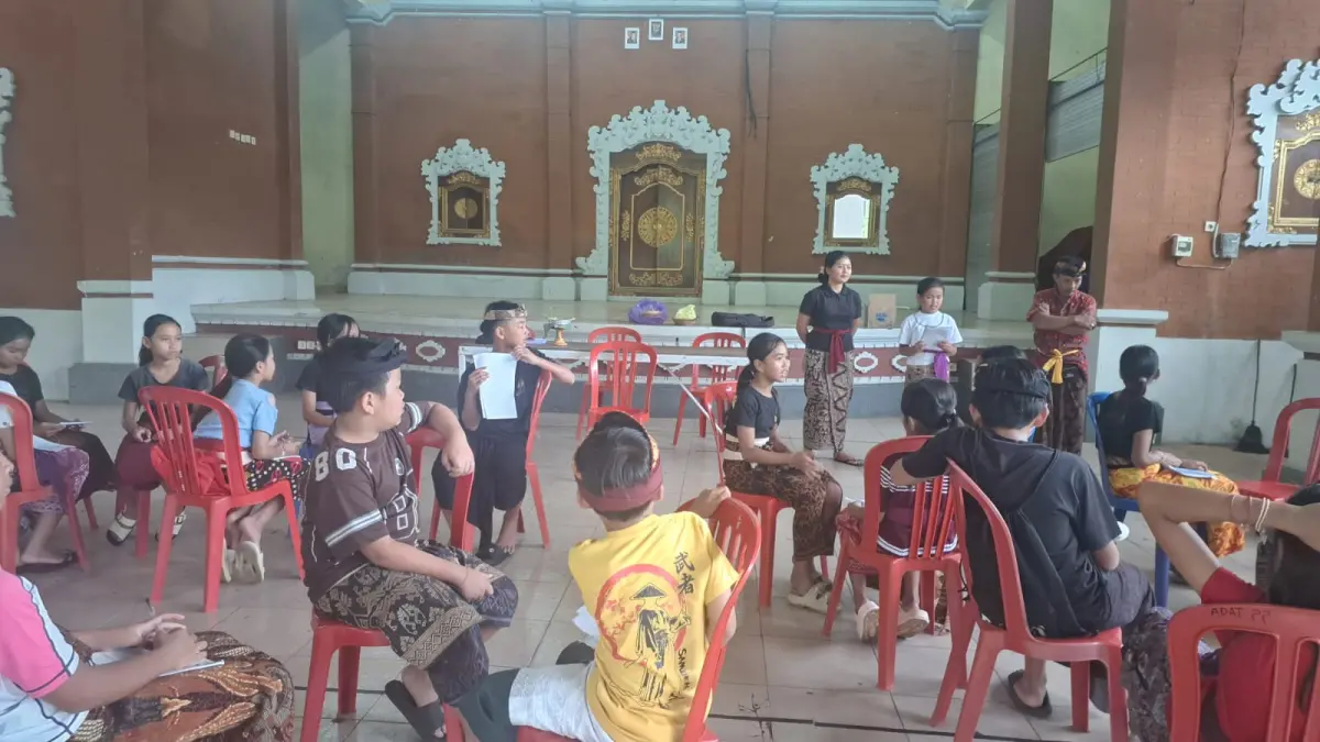 Anak-anak yang belajar di sekolah Adat Manik Empul Pedawa saat belajar di Wantilan, Sabtu (2/5)